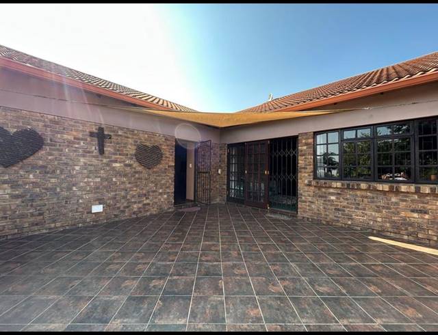 4 BEDROOM HOUSE FOR SALE IN THE REEDS